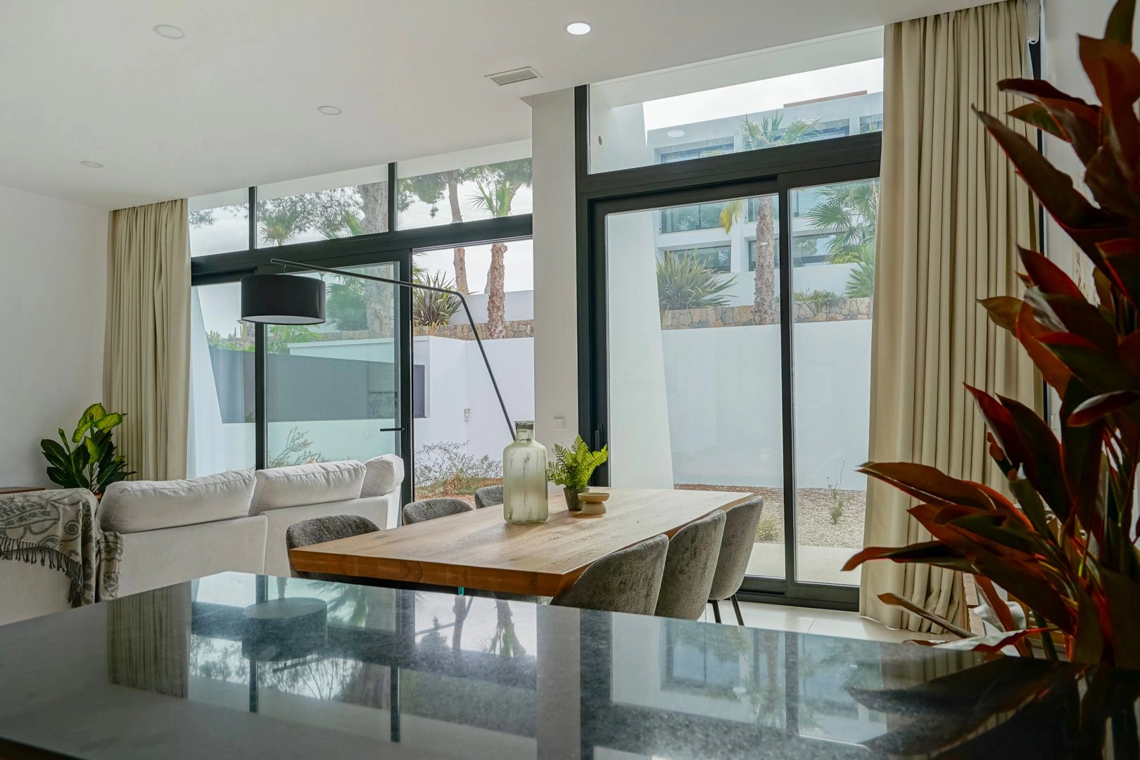 Moderne nieuwbouw geschakelde chalet te koop in Calpe