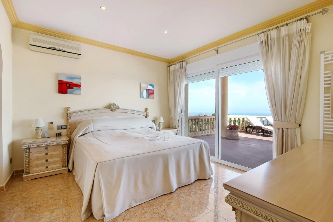 Preciosa villa con vistas panorámicas al mar en venta en Moraira.