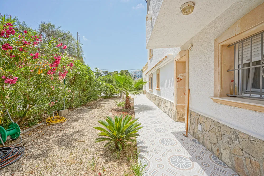 6 slaapkamer villa op 50 meter van het strand te koop in Jávea