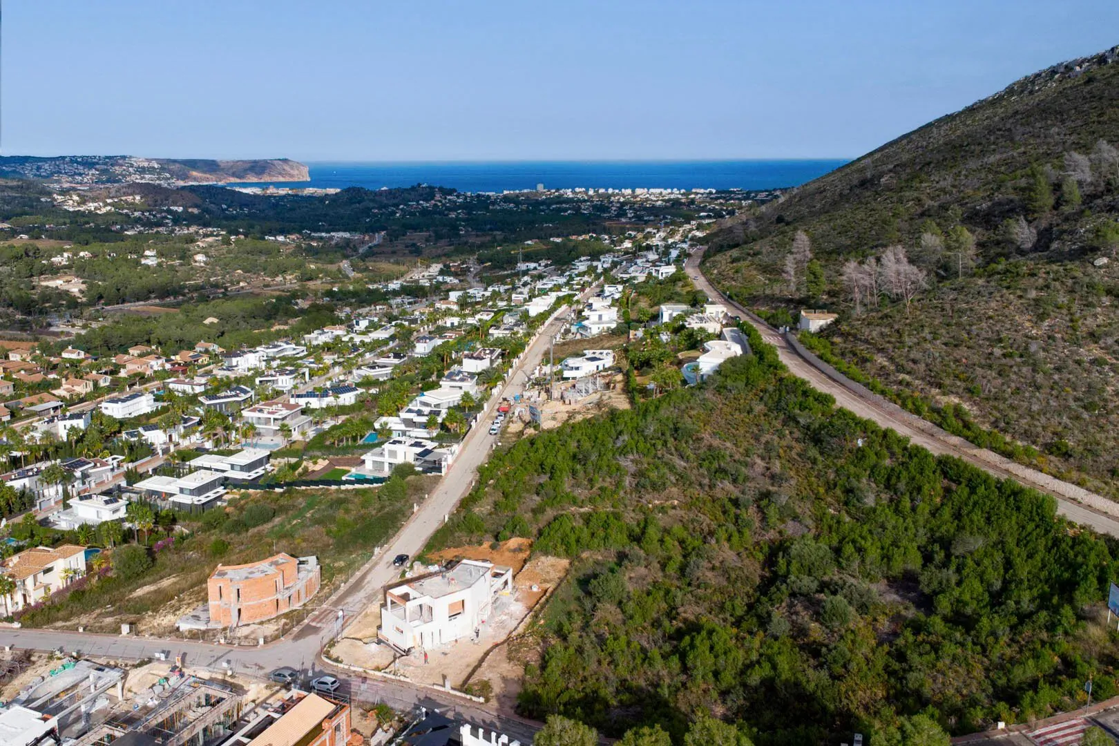 Parcela con vistas al mar, libre de constructor en venta en Javea