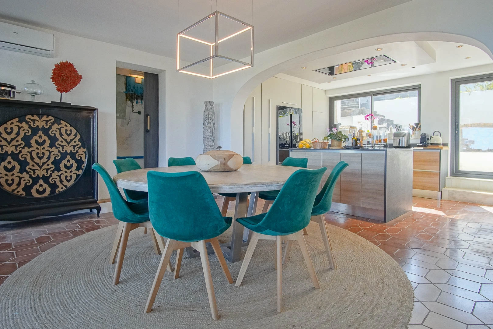 Superbe villa de style rustique avec vue sur la mer et le Montgo.
