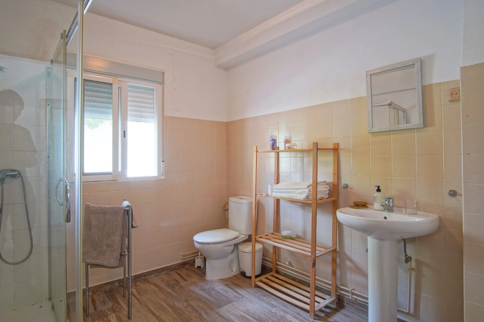 Villa y comercio con vistas parciales al mar a la venta en Las Rotas, Denia