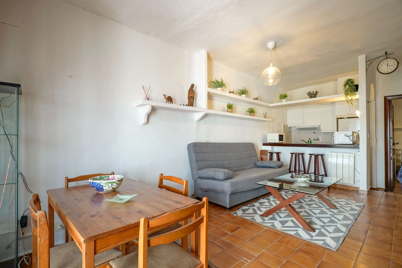 Elegante Apartamento con Terraza y Vistas Abiertas en Moraira
