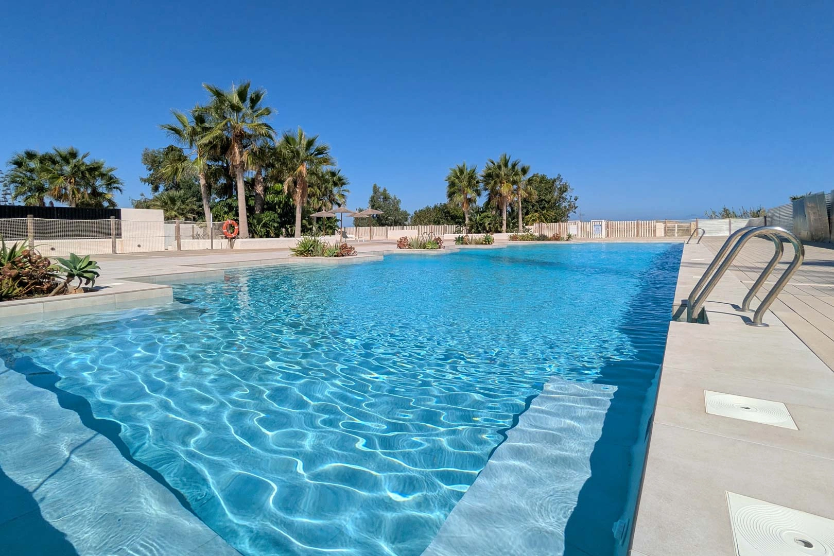 Ático con amplia terraza, en primera linea con vistas al mar y montaña, a la venta en Denia.