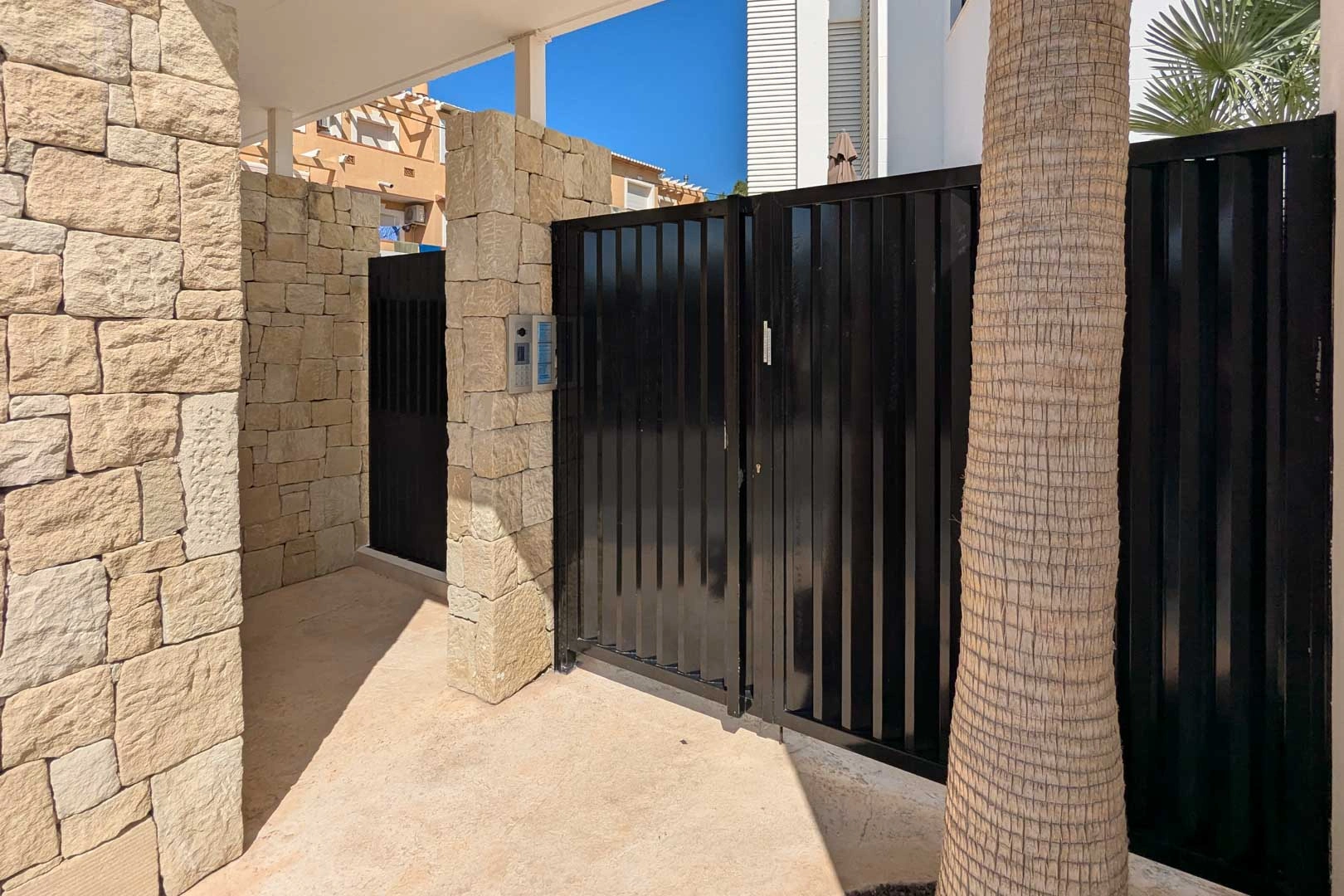 Ático con amplia terraza, en primera linea con vistas al mar y montaña, a la venta en Denia.