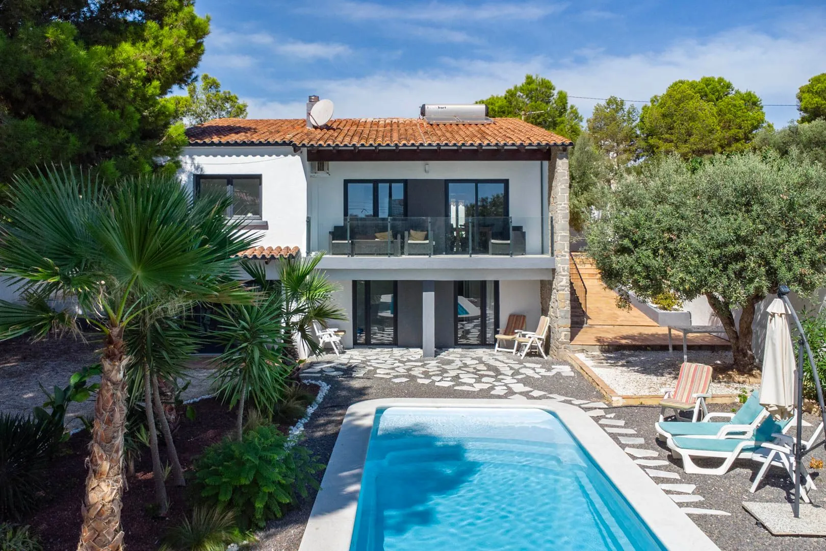 Villa reformada de 5 dormitorios en venta a 500m de la playa y centro de Calpe