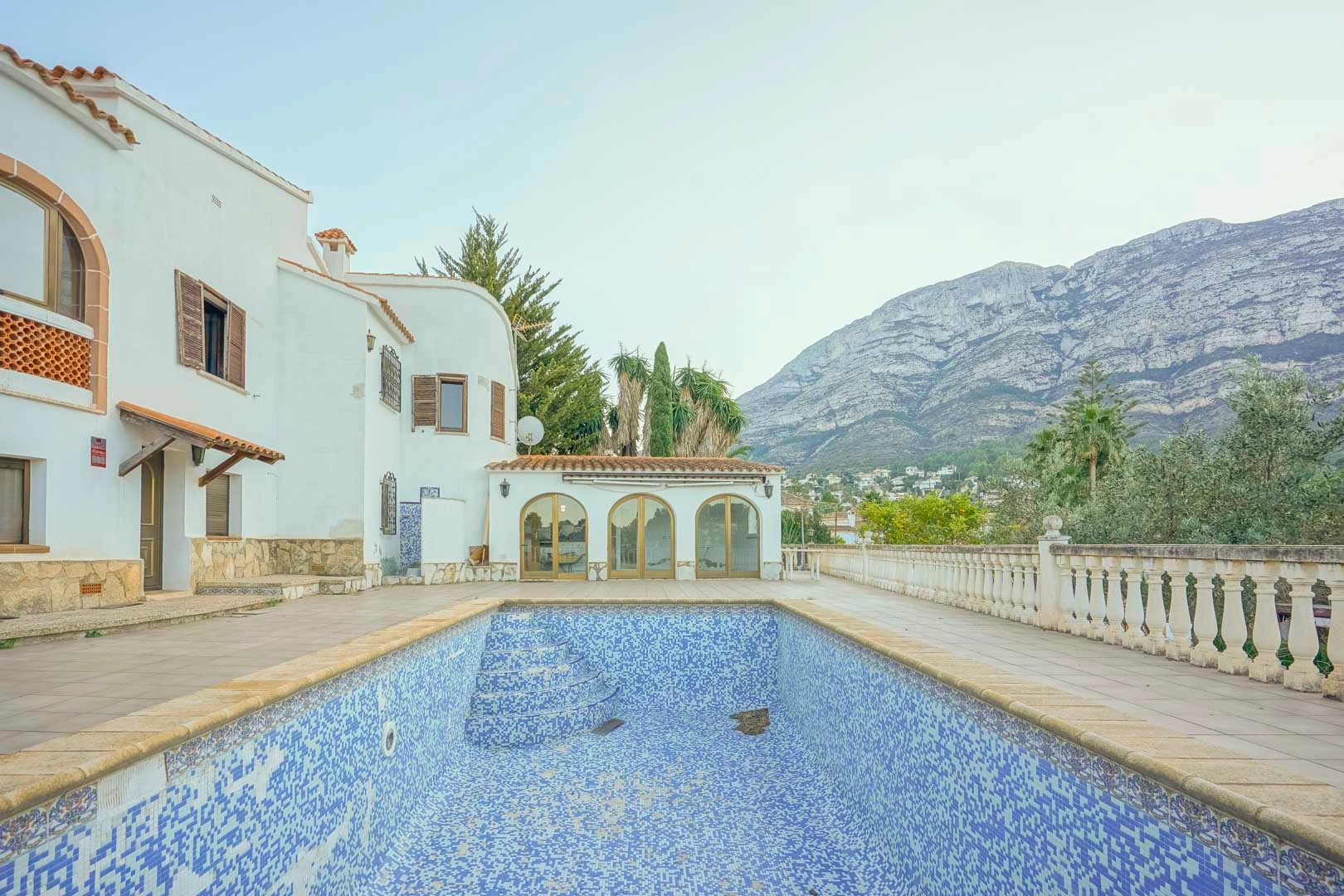Villa tradicional con licencia para reformar en venta en Denia