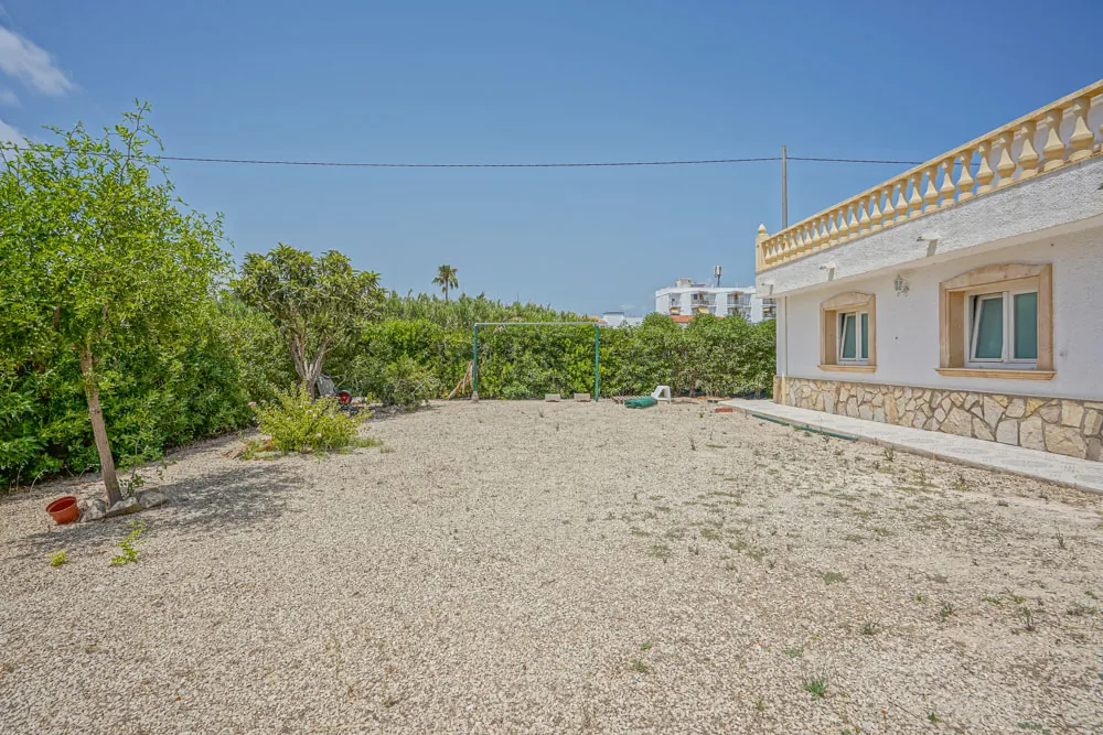 6 slaapkamer villa op 50 meter van het strand te koop in Jávea