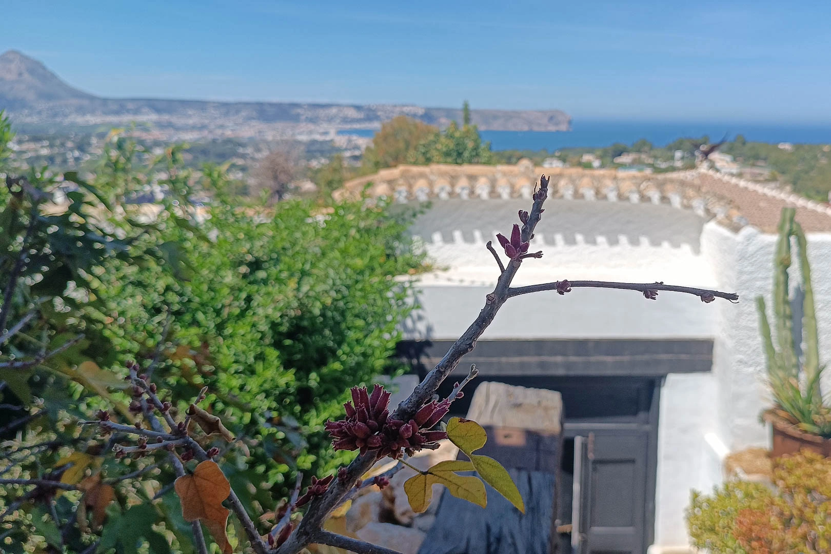 Superbe villa de style rustique avec vue sur la mer et le Montgo.