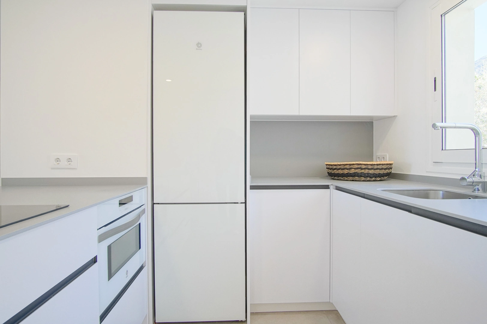 Bajo en venta con espacioso jardín y vistas a la montaña en Denia.