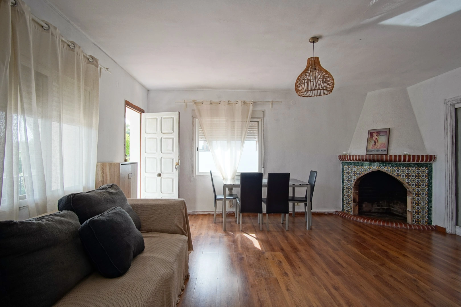 Villa y comercio con vistas parciales al mar a la venta en Las Rotas, Denia