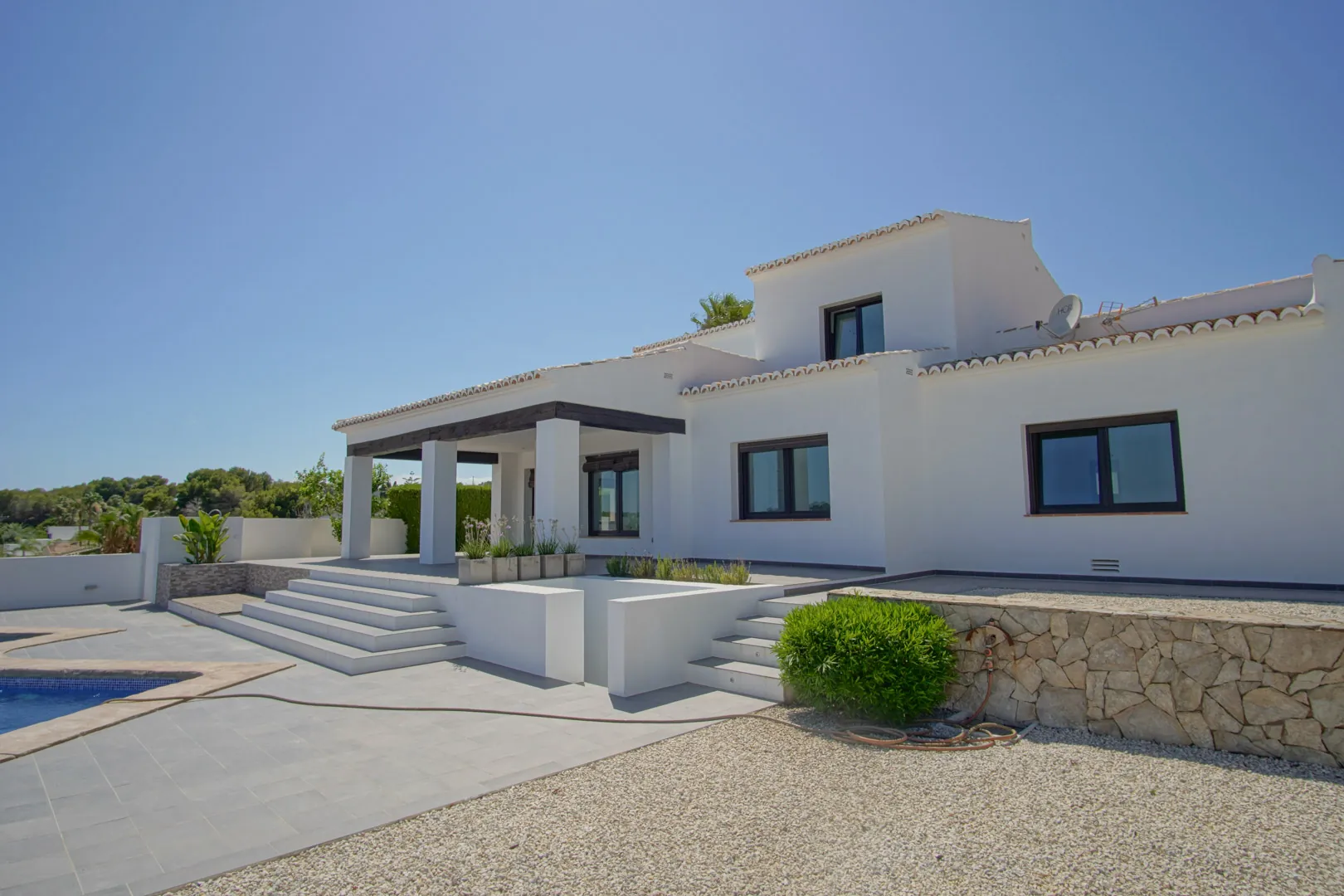 Villa tradicional mediterranea con vistas panoramicas al mar a la venta en Moraira.
