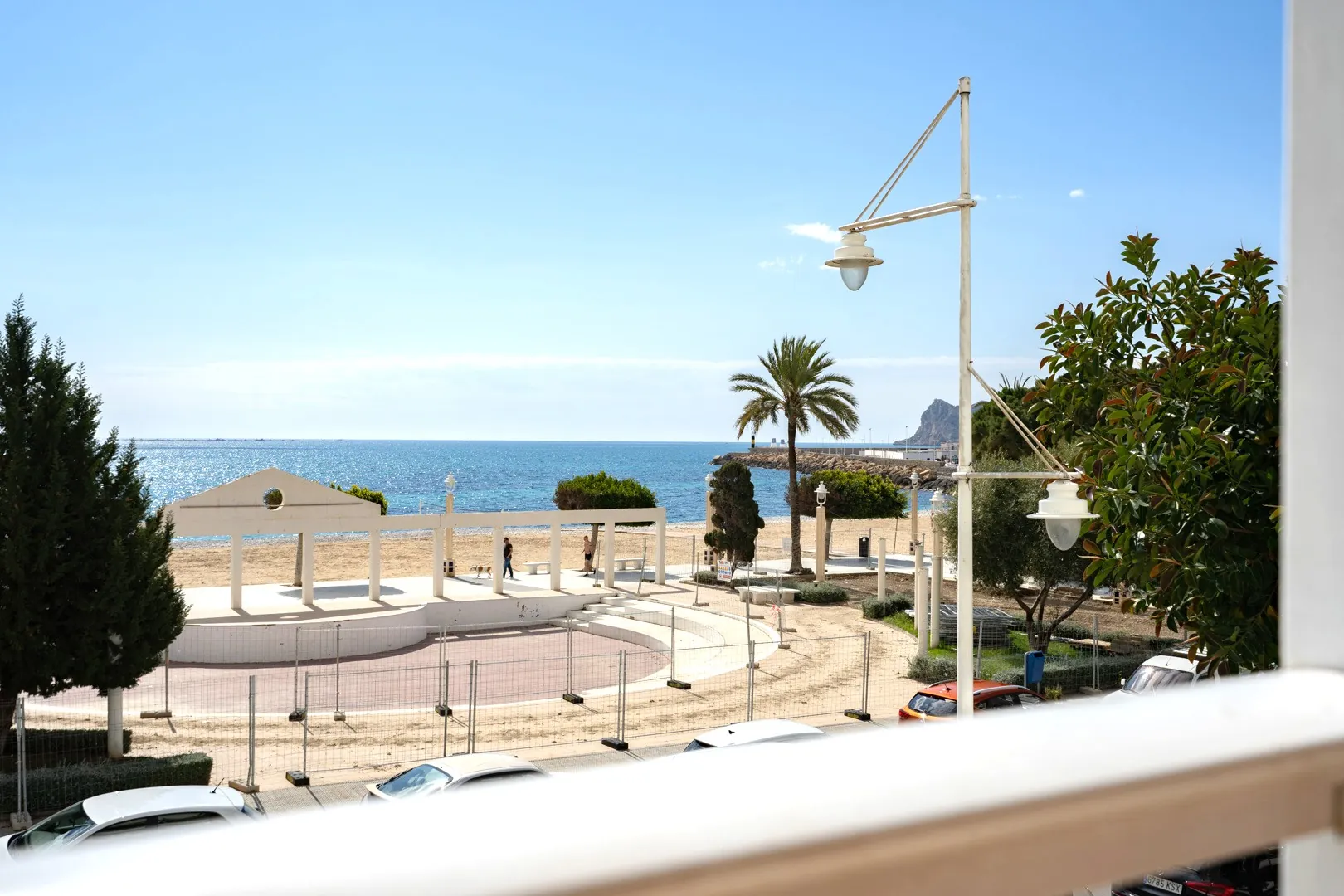 Apartamento de dos dormitorios en primera línea en venta en Altea