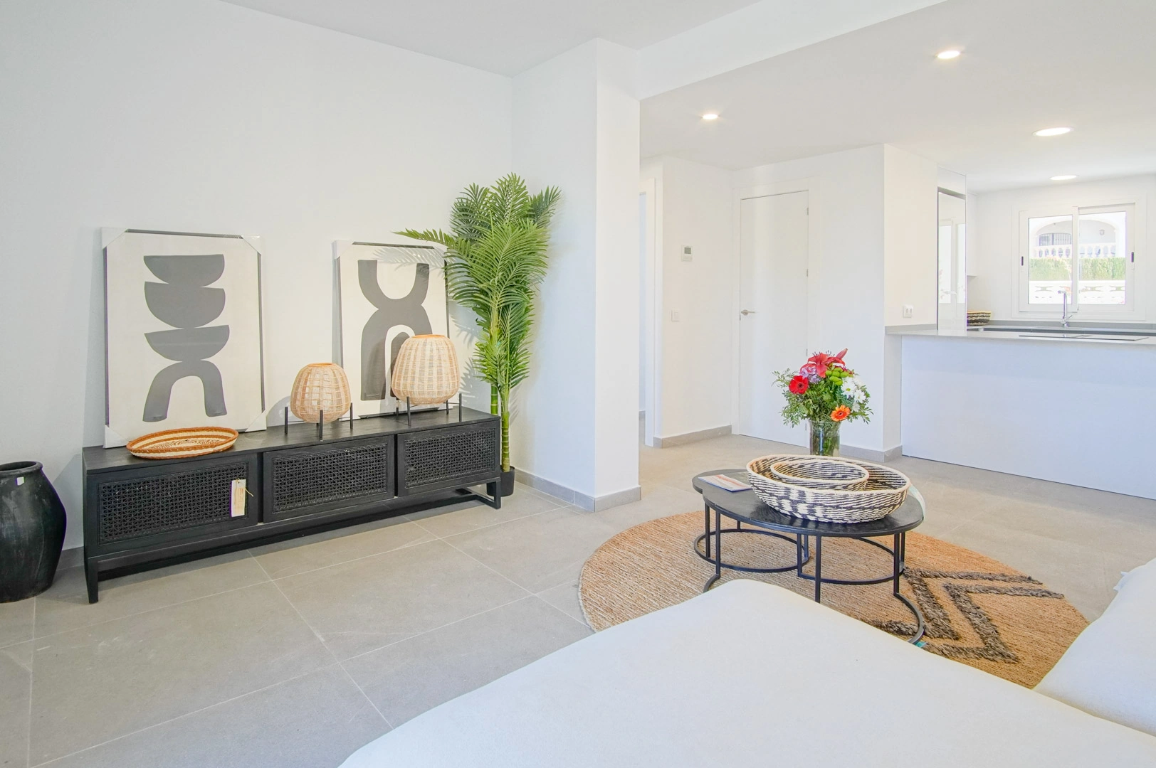 Bajo en venta con espacioso jardín y vistas a la montaña en Denia.
