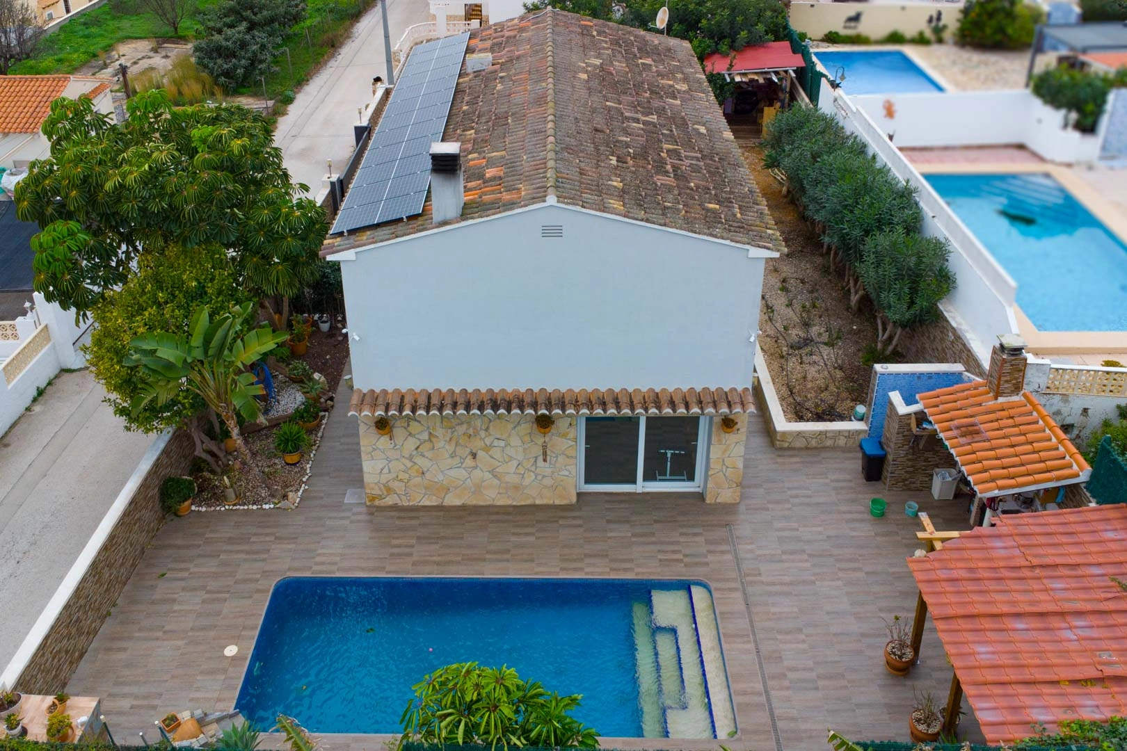Villa luminosa con piscina privada y orientación sur a pasos del mar en Carrio