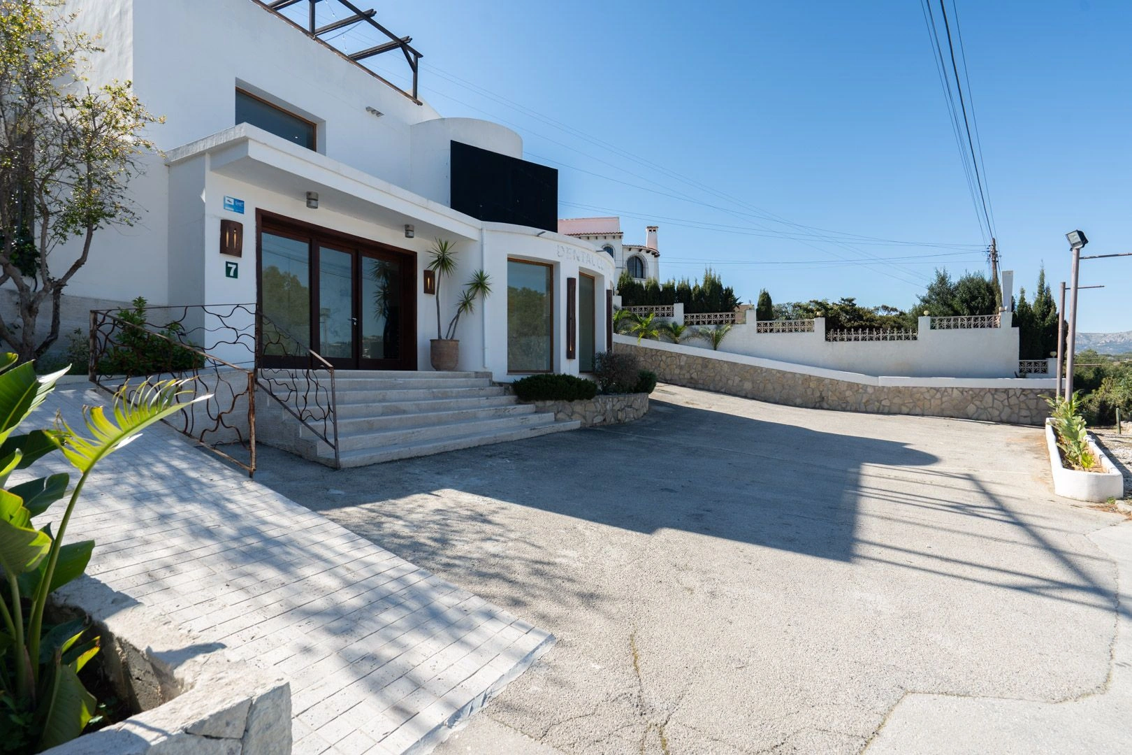 Locale commerciale esclusivo con abitazione in una posizione strategica tra Moraira e Benissa.