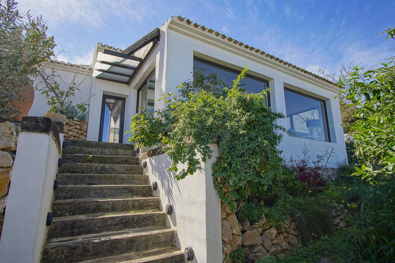 Superbe villa de style rustique avec vue sur la mer et le Montgo.