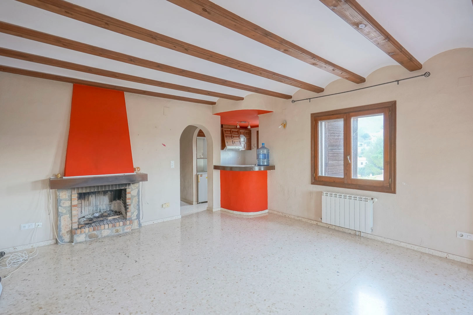 Villa tradicional con licencia para reformar en venta en Denia