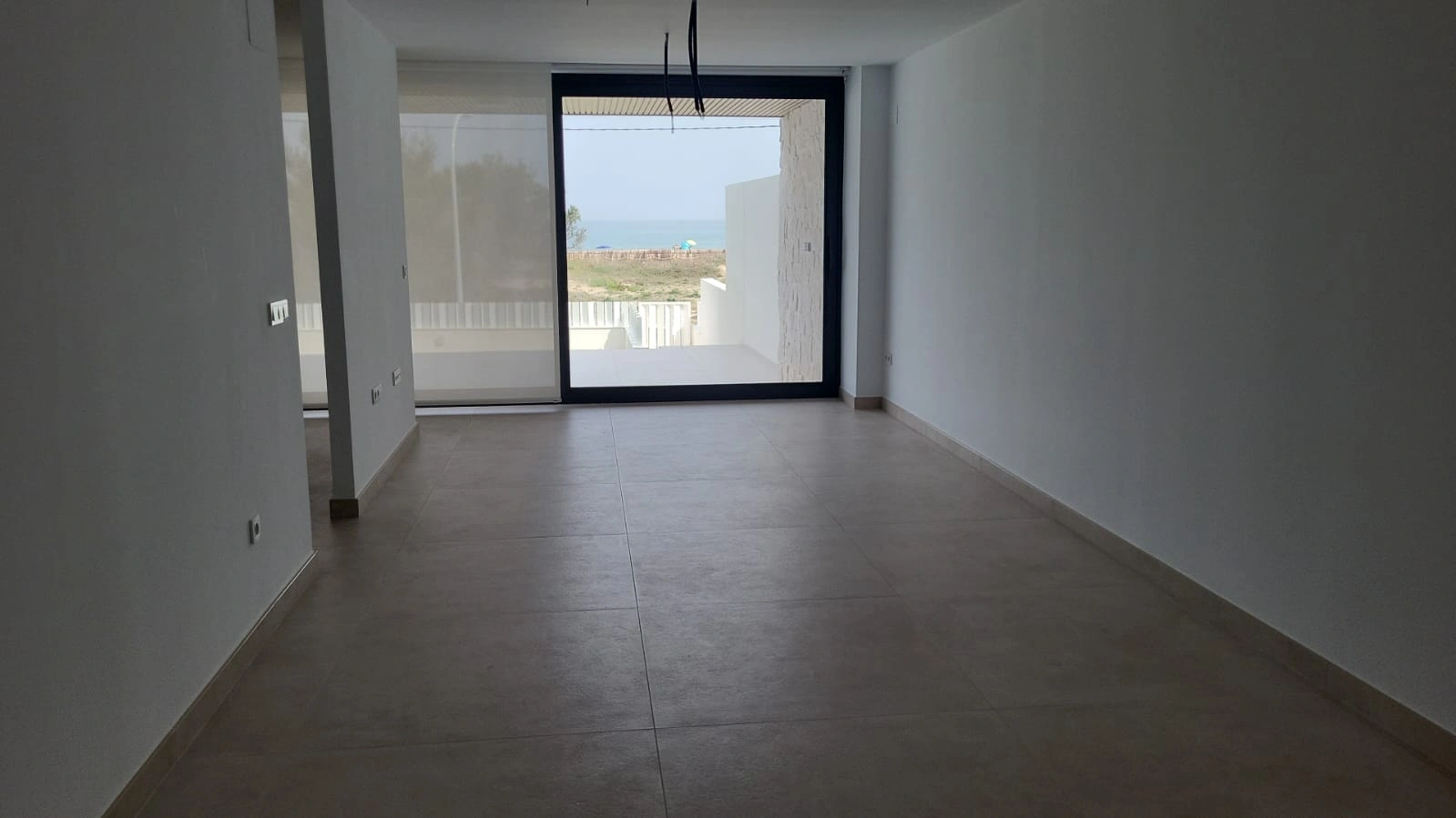 Espectacular planta baja frente al mar con jardín privado