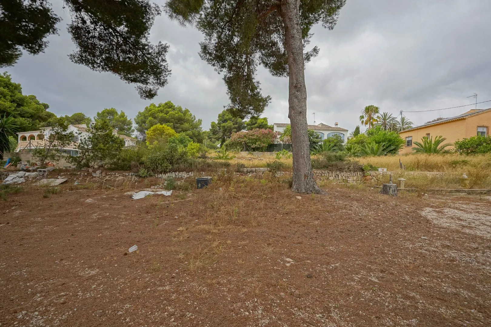 Parcela di 2600 m2 con casa in vendita a pochi passi dalla spiaggia di sabbia a Jávea.