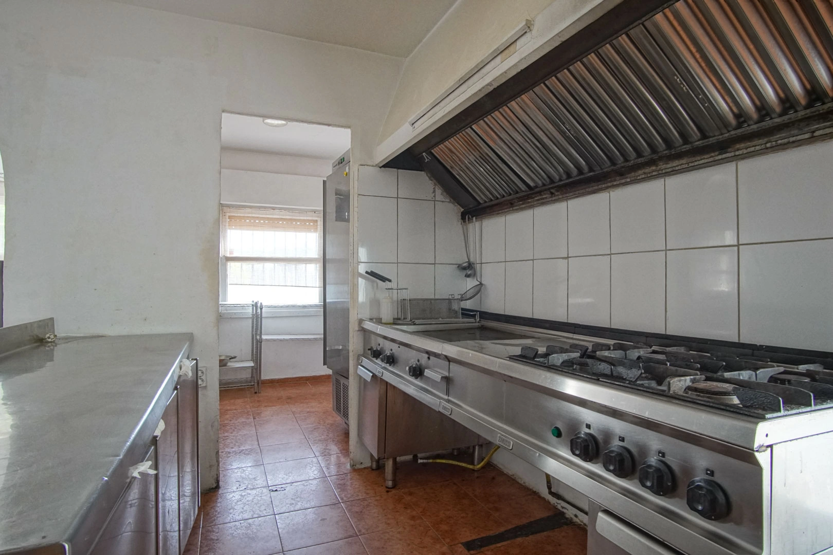 Villa y comercio con vistas parciales al mar a la venta en Las Rotas, Denia