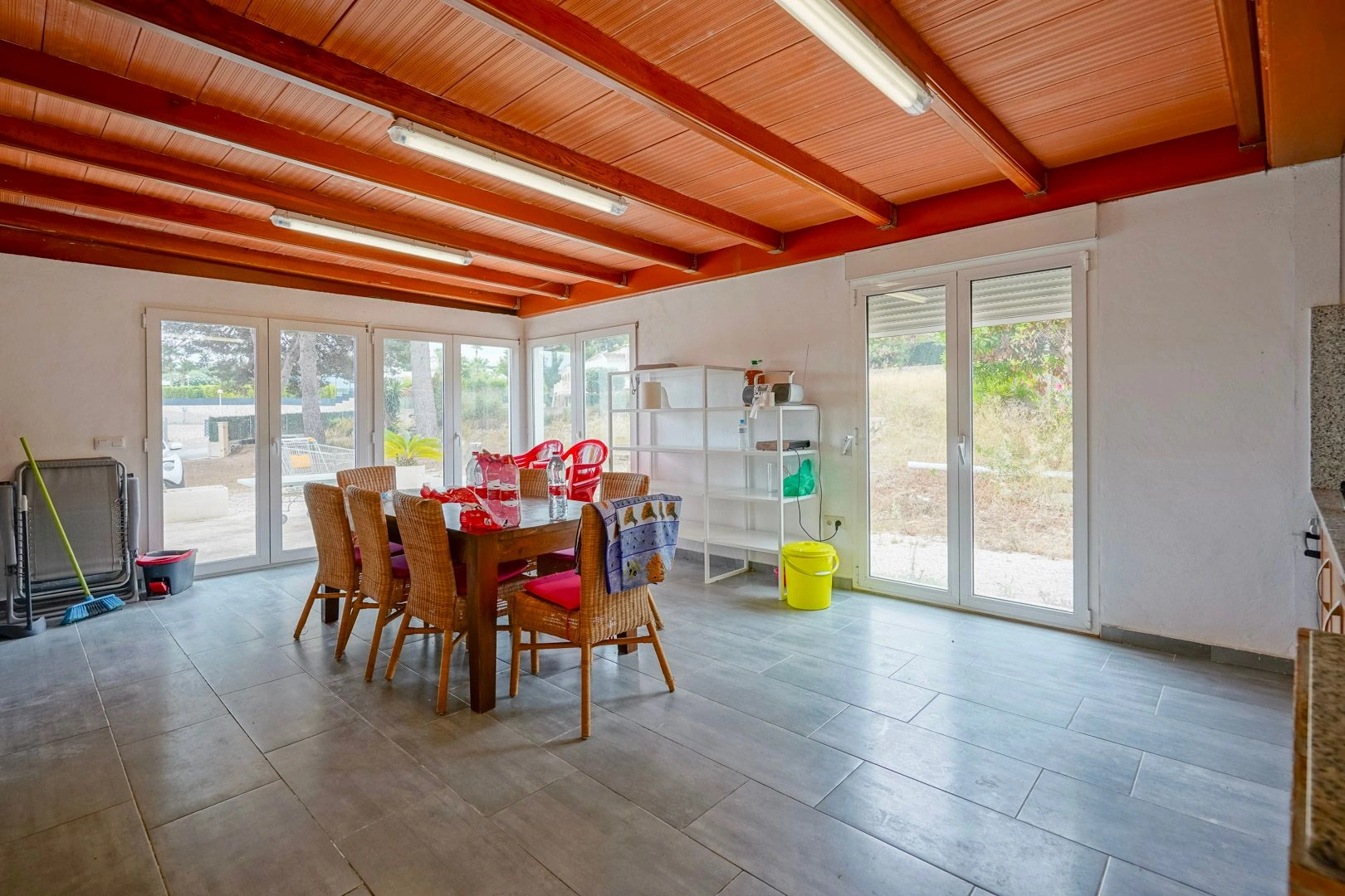 Parcela di 2600 m2 con casa in vendita a pochi passi dalla spiaggia di sabbia a Jávea.