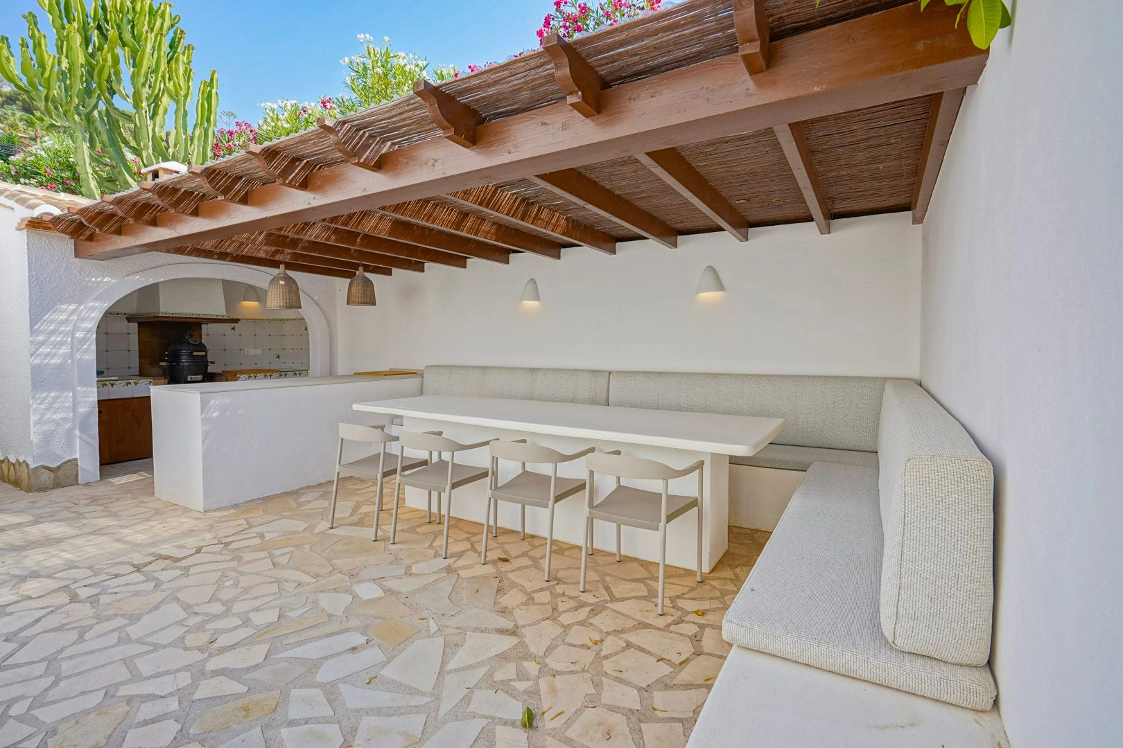 Exklusive renovierte mediterrane Villa mit 4 Schlafzimmern und Meerblick zum Verkauf in Moraira.