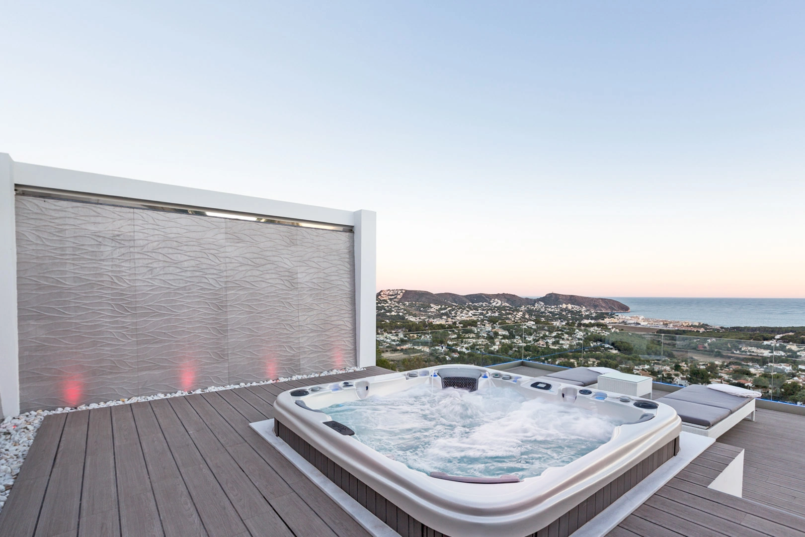 Villa moderna con vistas panoramicas al mar a la venta en Moraira.