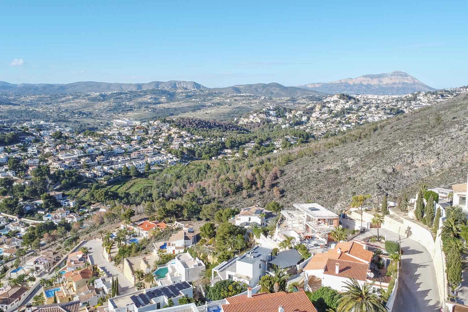 Proyecto de diseño con licencia de obras concedida con vistas panorámicas al mar y a la montaña en venta en Moraira.
