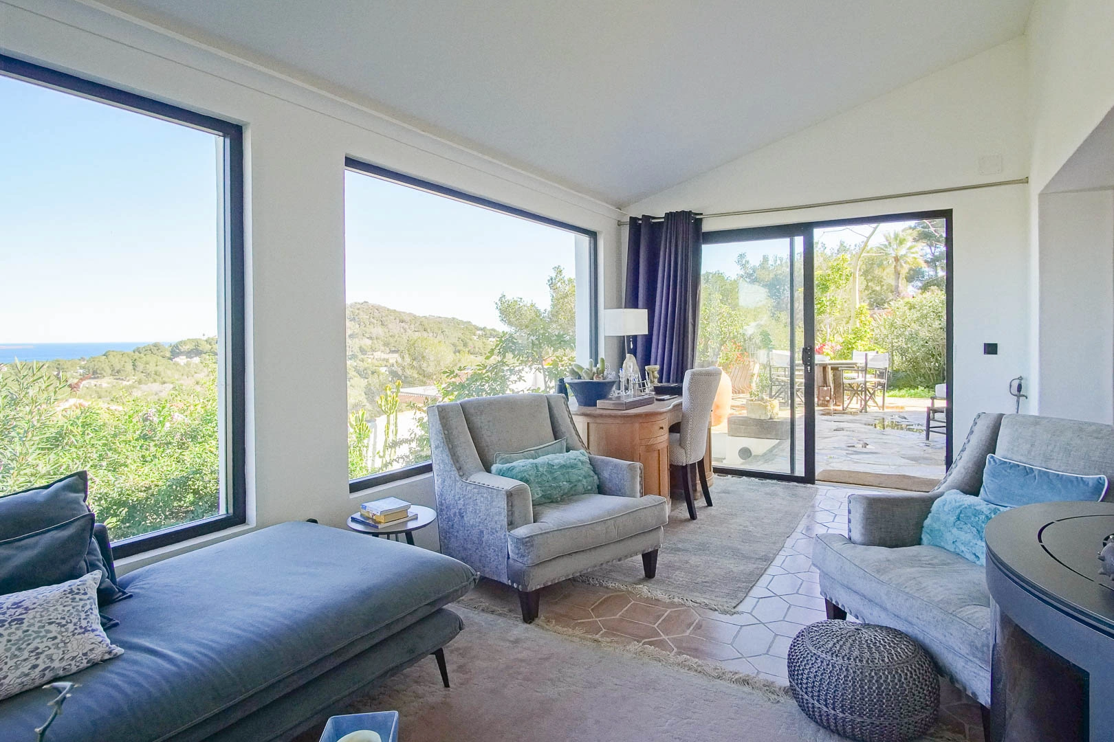 Superbe villa de style rustique avec vue sur la mer et le Montgo.