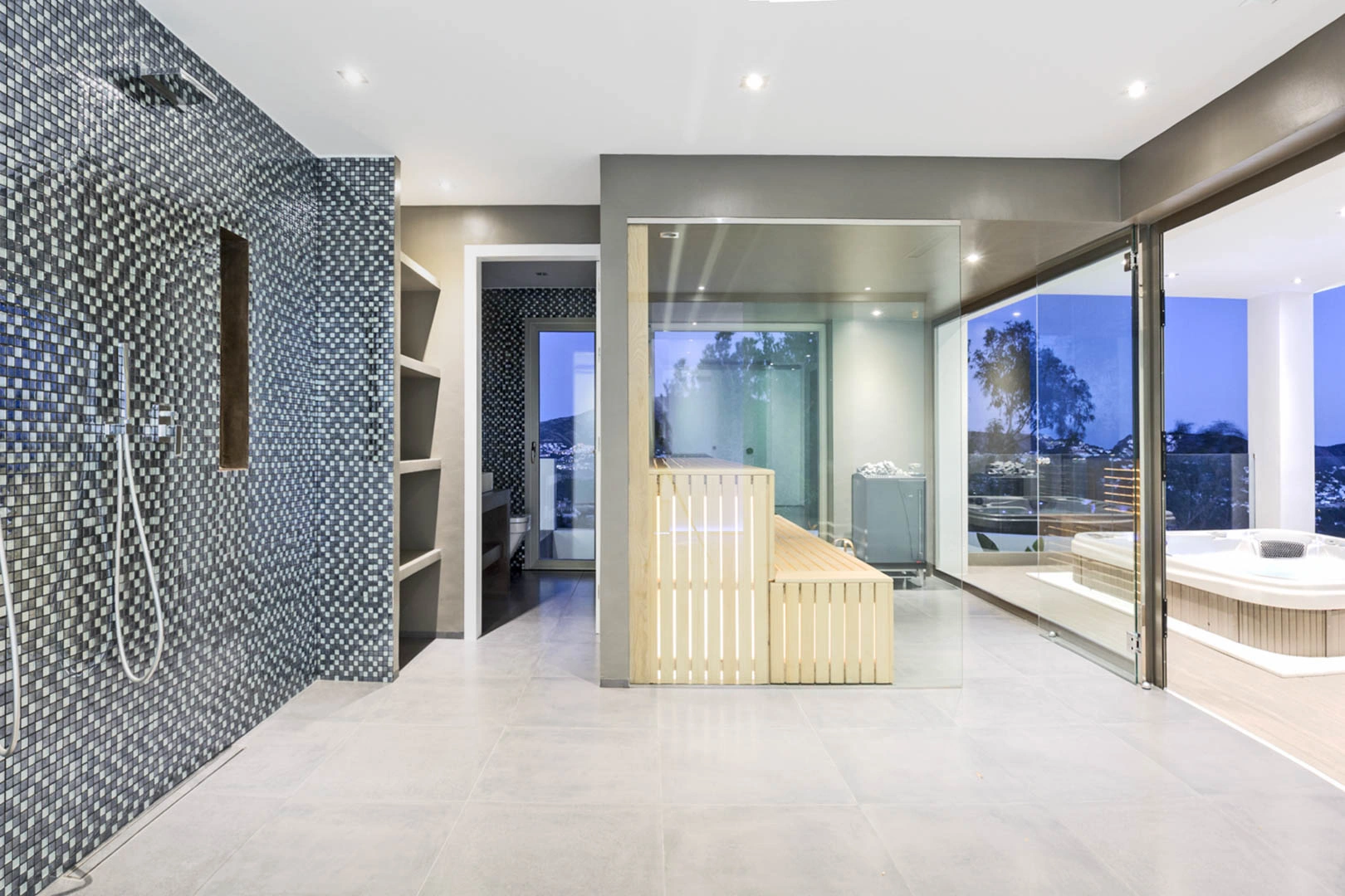 Villa moderna con vistas panoramicas al mar a la venta en Moraira.
