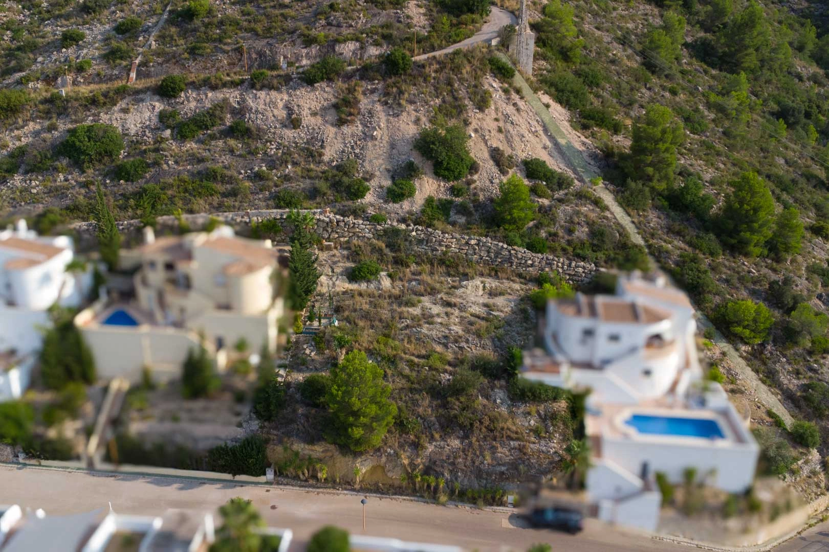 Urban plot with open views of the Jalón Valley.