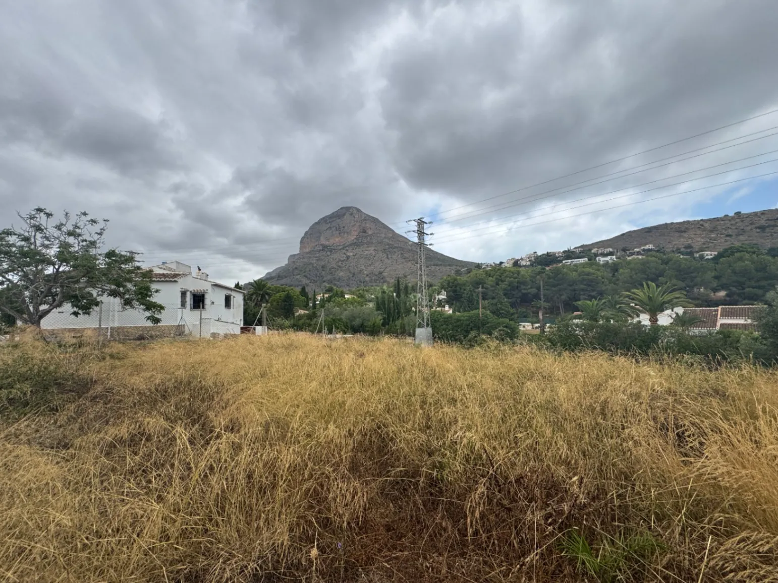 Exclusive plot in Montgó Castellans with panoramic views and great privacy.