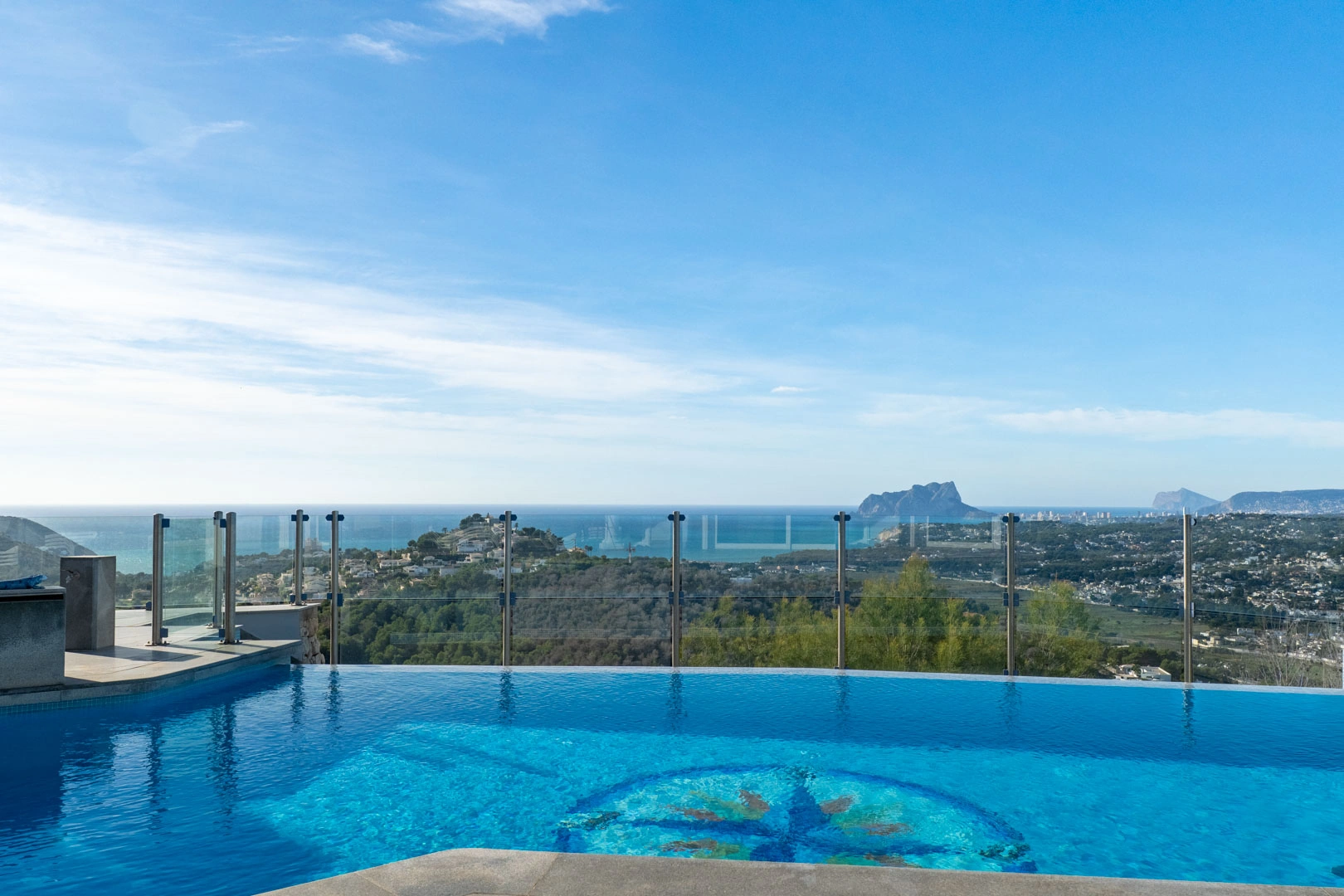 Villa moderna con espectaculares vistas al mar a la venta en moraira