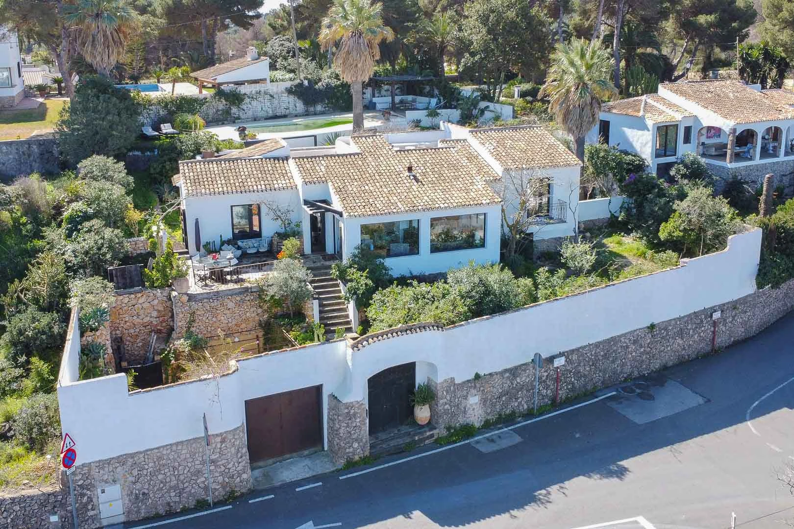 Superbe villa de style rustique avec vue sur la mer et le Montgo.