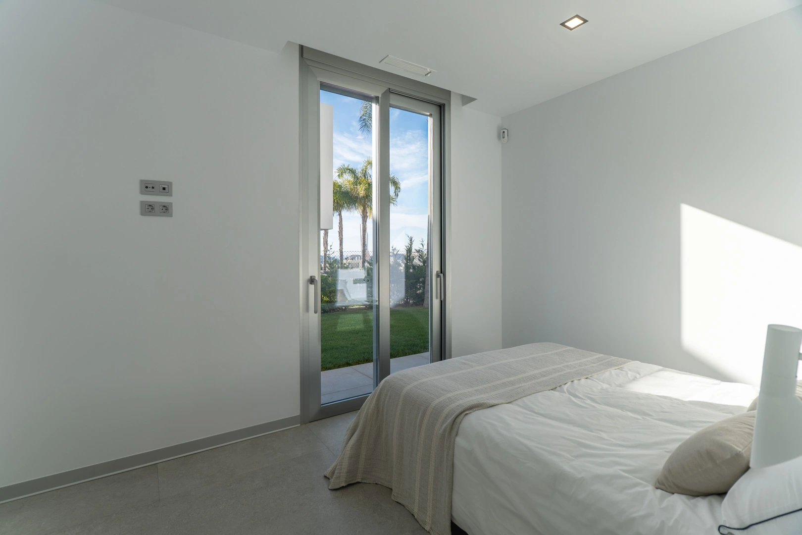 Villa moderna con piscina privada a la venta en Finestrat