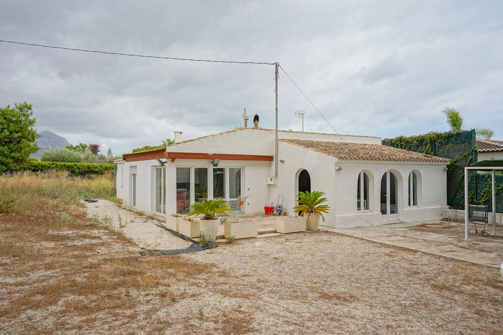 Parcela di 2600 m2 con casa in vendita a pochi passi dalla spiaggia di sabbia a Jávea.