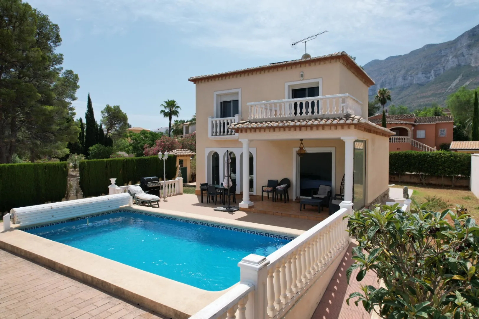 Villa avec 4 chambres à vendre à Dénia, proche des commerces et du centre-ville.