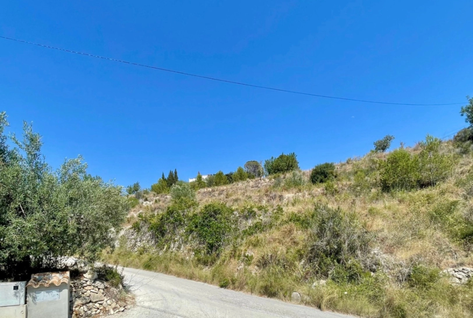 Traditional villa project with building permit for sale on a large plot in Benissa.