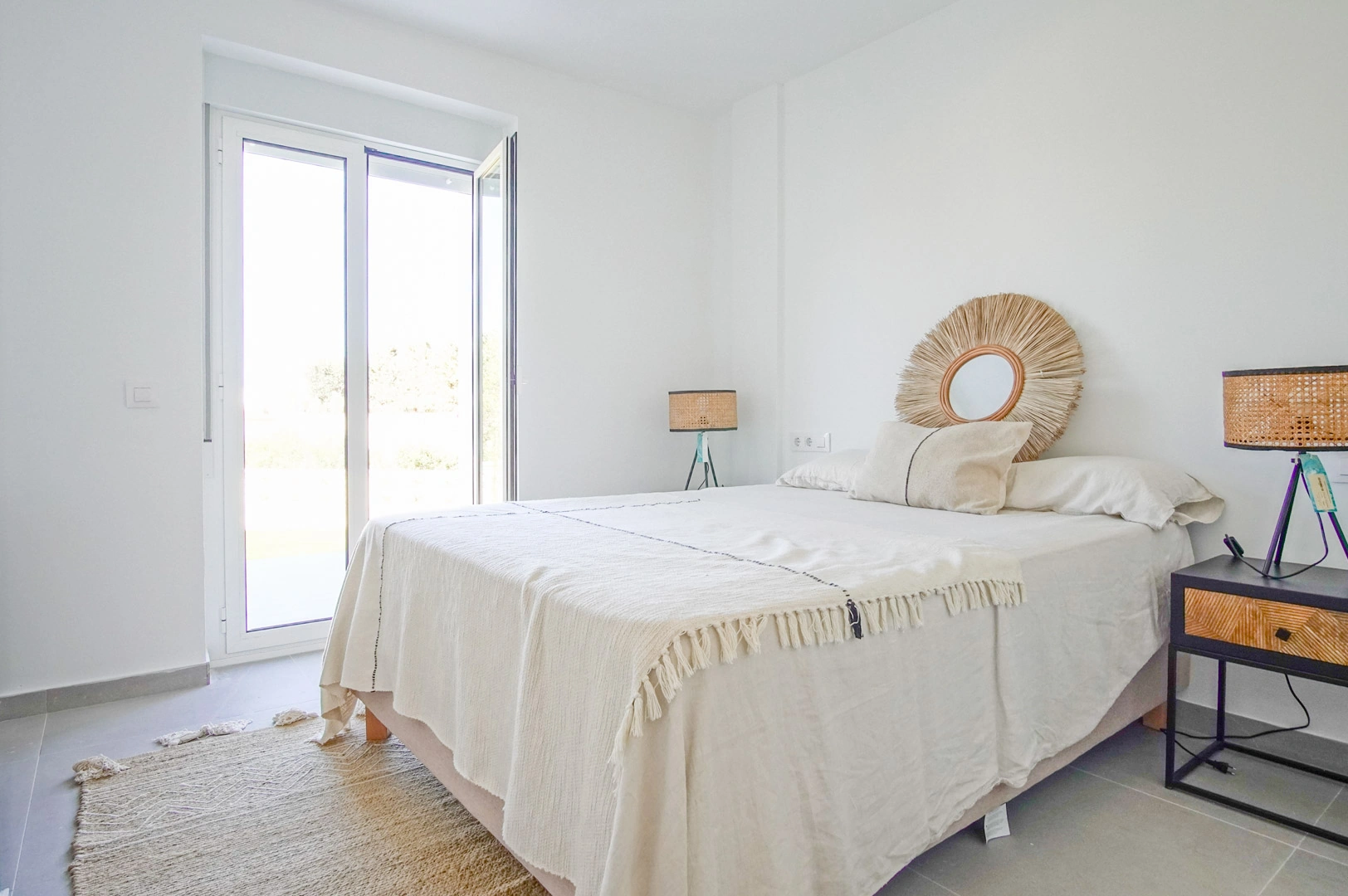 Bajo en venta con espacioso jardín y vistas a la montaña en Denia.