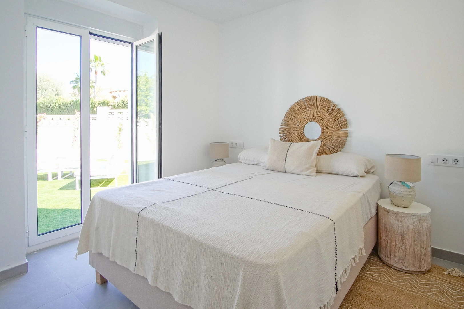 Bajo en venta con espacioso jardín y vistas a la montaña en Denia.