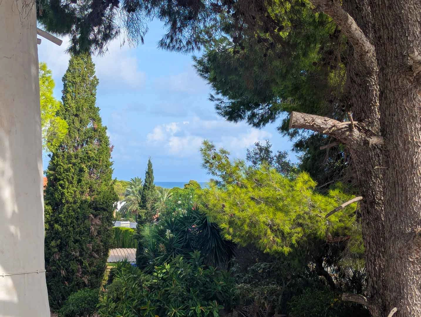 Villa y comercio con vistas parciales al mar a la venta en Las Rotas, Denia