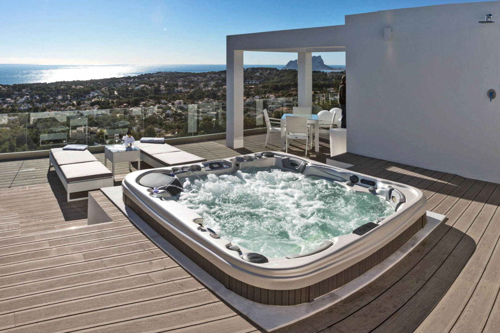 Villa moderna con vistas panoramicas al mar a la venta en Moraira.