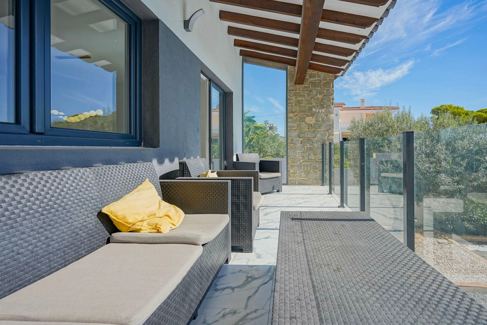 Villa reformada de 5 dormitorios en venta a 500m de la playa y centro de Calpe - 2