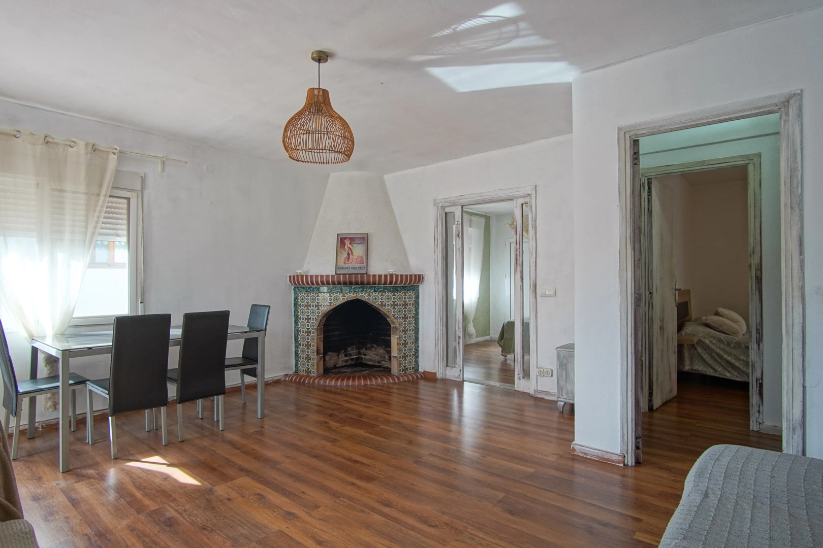 Villa y comercio con vistas parciales al mar a la venta en Las Rotas, Denia