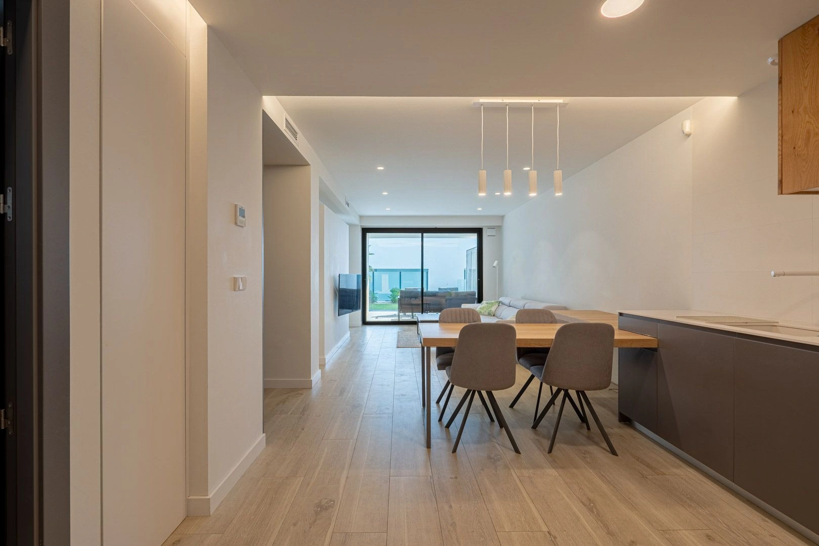 Luminoso y moderno apartamento de dos dormitorios en venta en Cumbre del Sol.