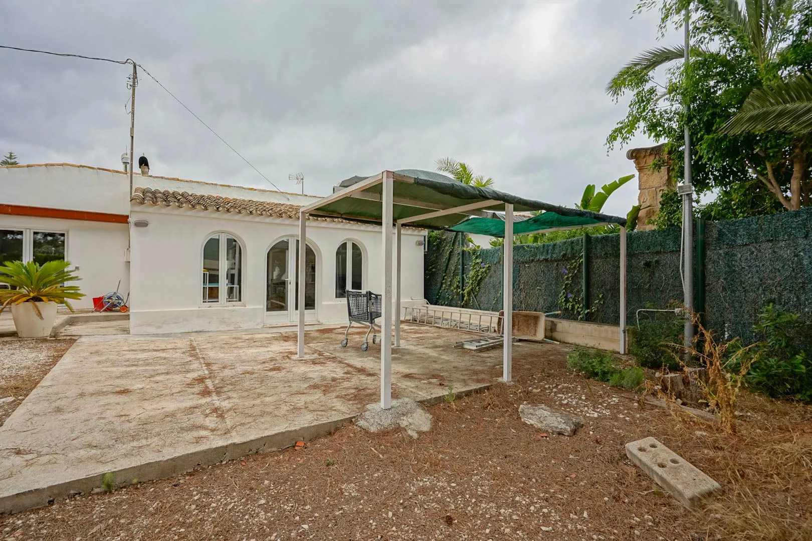 Parcela di 2600 m2 con casa in vendita a pochi passi dalla spiaggia di sabbia a Jávea.