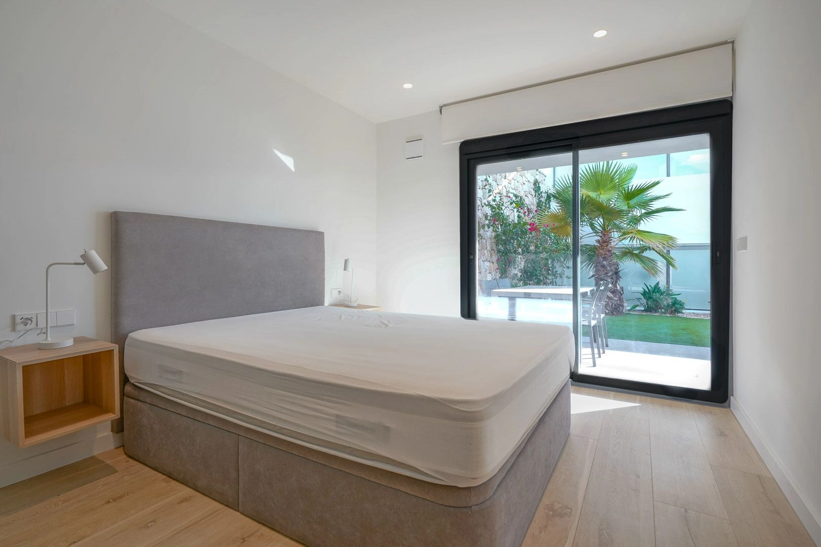 Luminoso y moderno apartamento de dos dormitorios en venta en Cumbre del Sol.