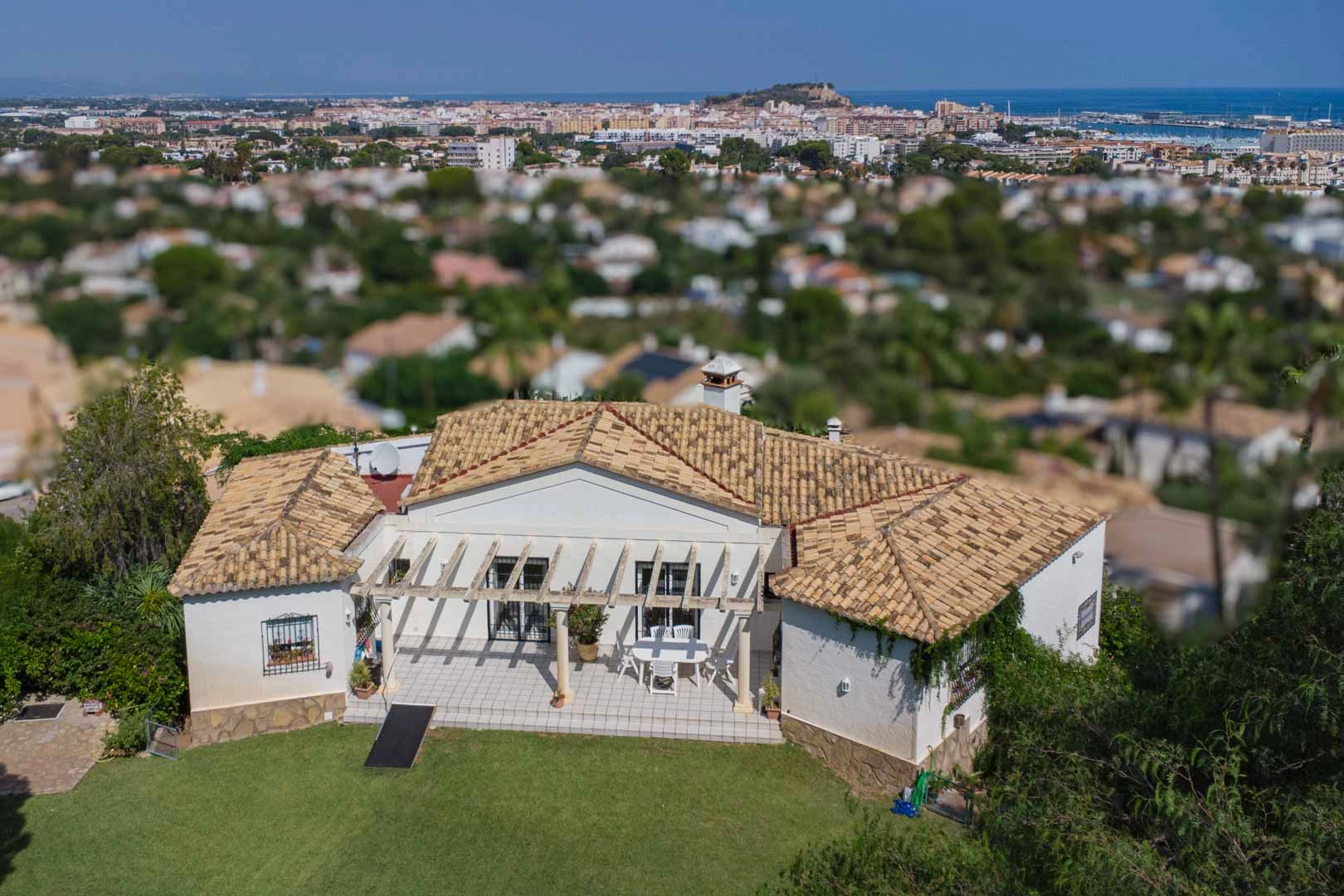 Villa con vistas panoramicas al mar a la venta en Denia.