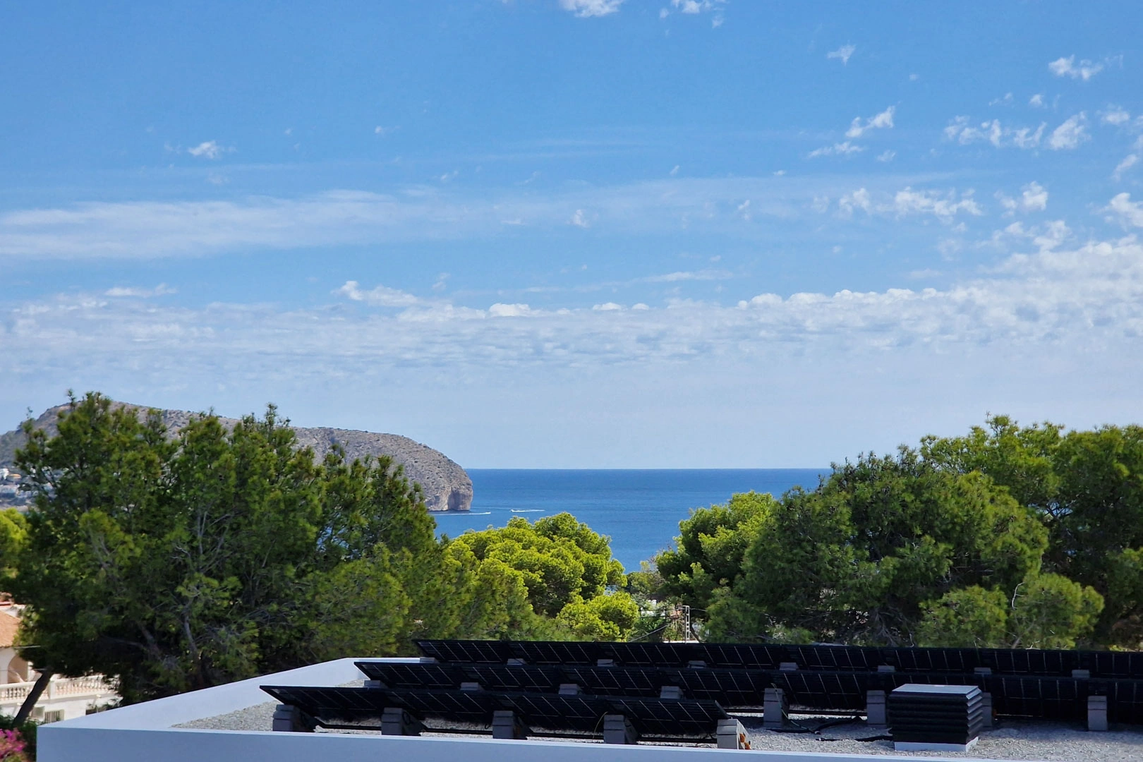 Villa moderna con vistas al mar a la venta en Moraira.